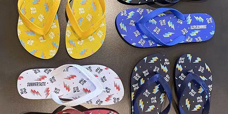 custom cartoon anti-slip men rubber flip flops manufacturer