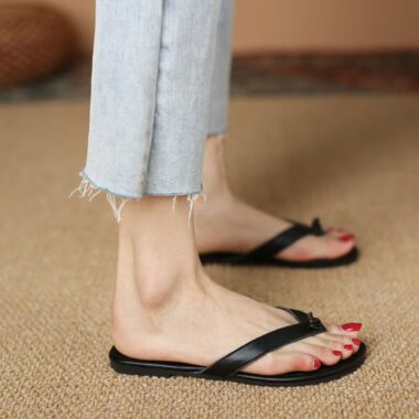 Trendy flat women’s leather flip flops for summer