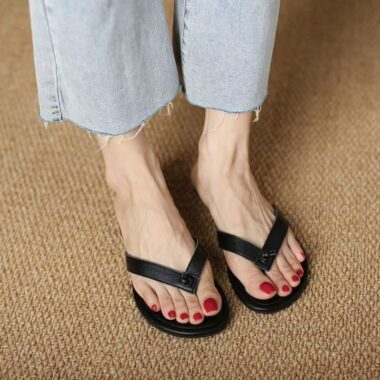 Trendy flat women’s leather flip flops for summer