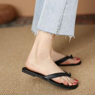 Trendy flat women’s leather flip flops for summer