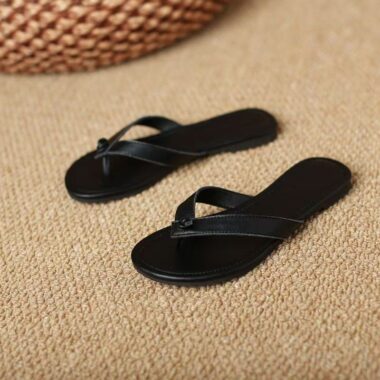 Trendy flat women’s leather flip flops for summer