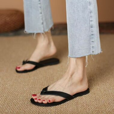 Trendy flat women’s leather flip flops for summer
