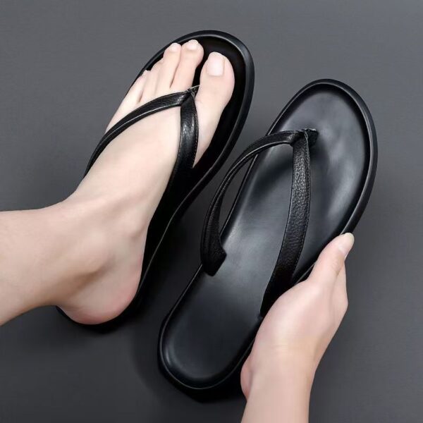 Trendy outdoor men’s leather flip flops