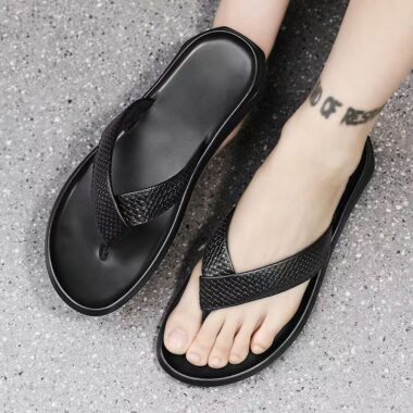 Trendy outdoor men’s leather flip flops