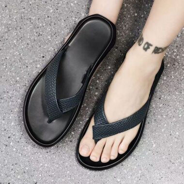 Trendy outdoor men’s leather flip flops